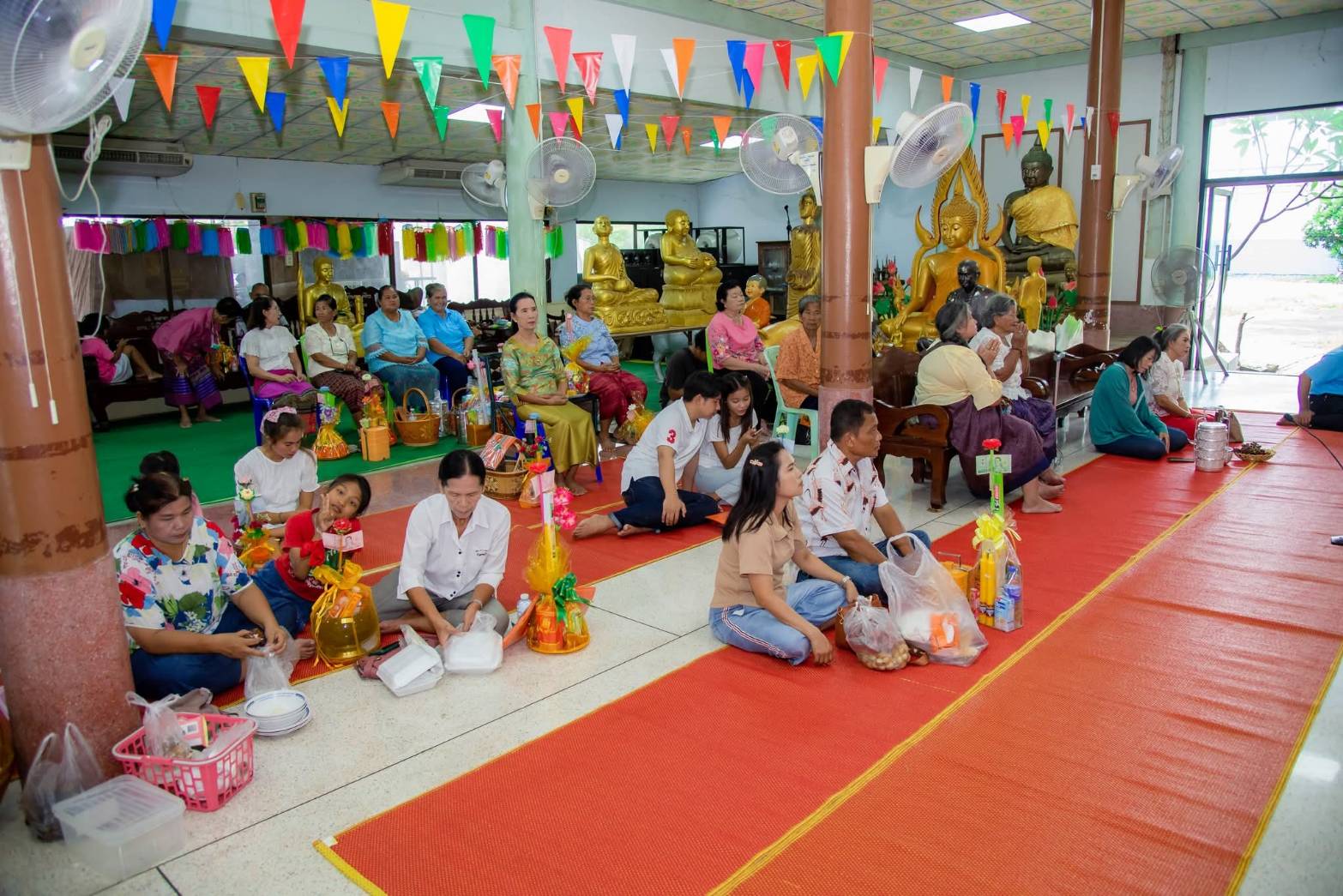 ภาพภายในศาลา (มุมกว้าง อีกด้าน)
